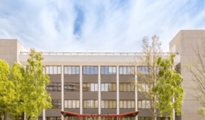 Gemeubileerd huis met slaapkamer en balkon