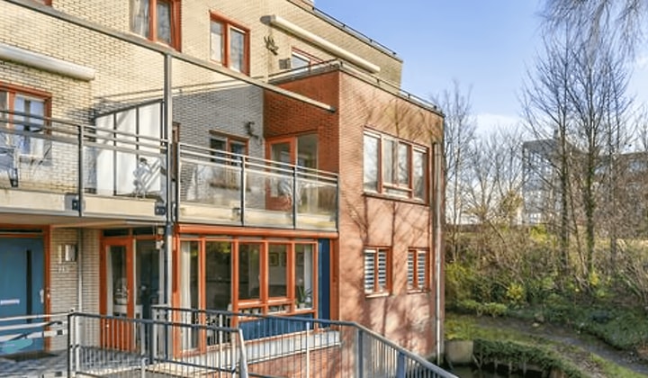Kamer | 104m² | €2550,-