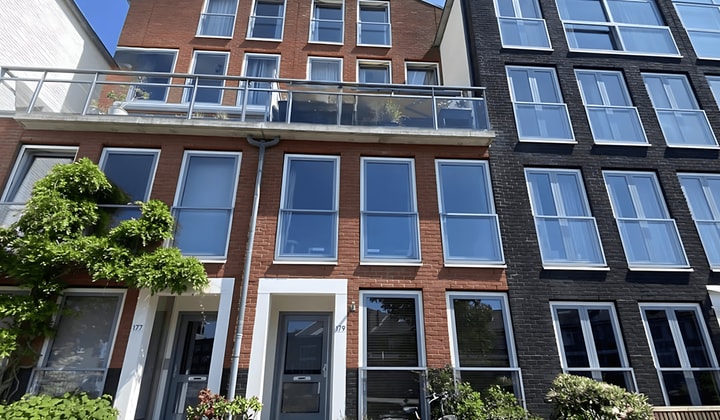 Tijdelijke gemeubileerde tussenwoning met tuin en parkeerplaats