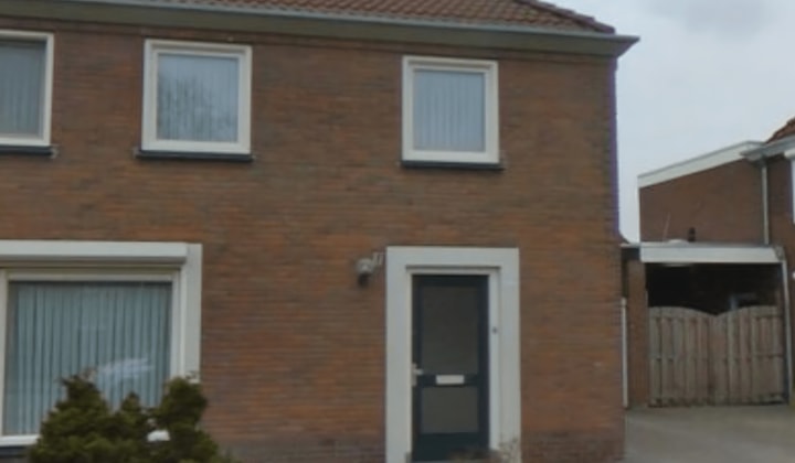 Twee-onder-een-kap woning met tuin en parkeergelegenheid