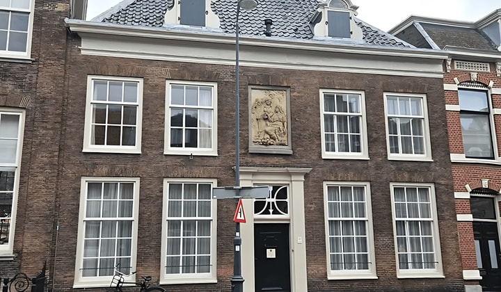 Gestoffeerd appartement met tuin in monumentaal pand