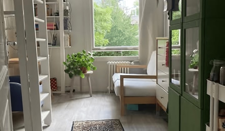 Kleine kamer met eigen keukentje voor werkende vrouw