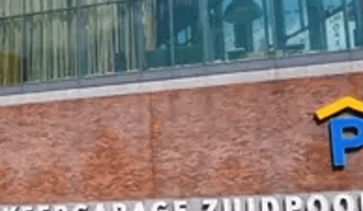 Parkeerplaats in afgesloten garage nabij winkelcentrum