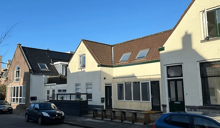 Studentenkamer deels gestoffeerd met gedeelde voorzieningen