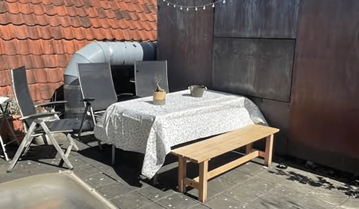 Studentenkamer met eigen wasbak en dakterras in centrum