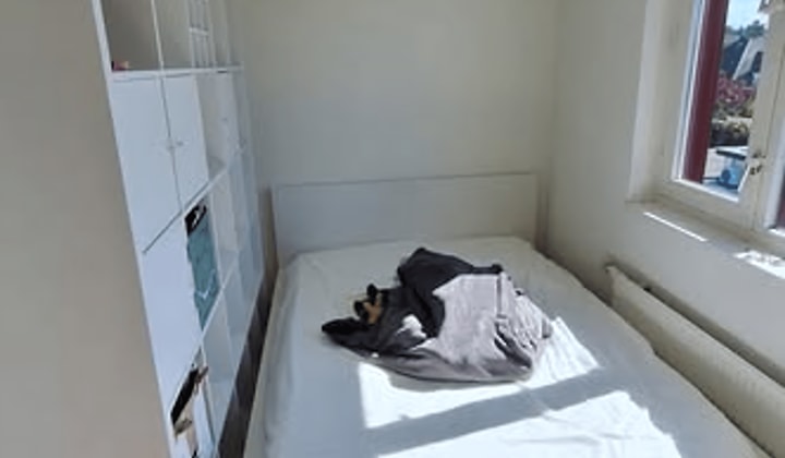 Gemeubileerde studentenkamer met balkon en wasmachine