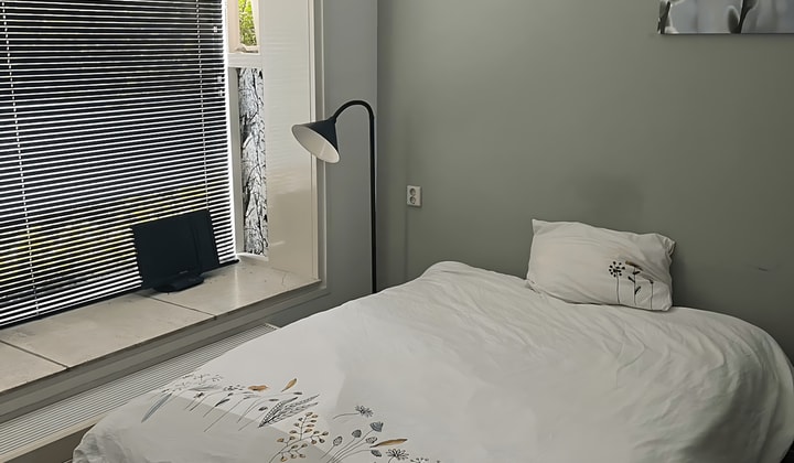 Gemeubileerde privé kamer met parkeergelegenheid en wifi