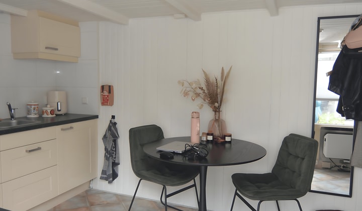 Gestoffeerde studentenkamer met tuin en wasmachine