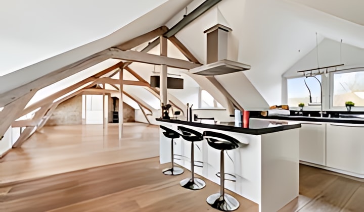Kamer | 235m² | €2500,-