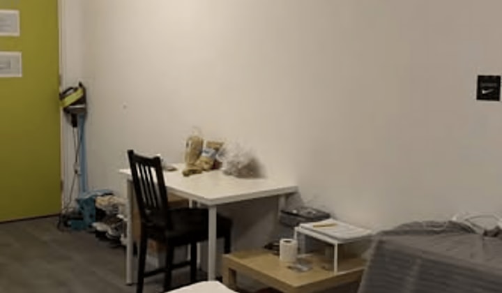 Studio met bureau en gratis fitnessruimte