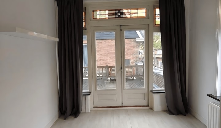 Appartement met balkon en slaapkamer