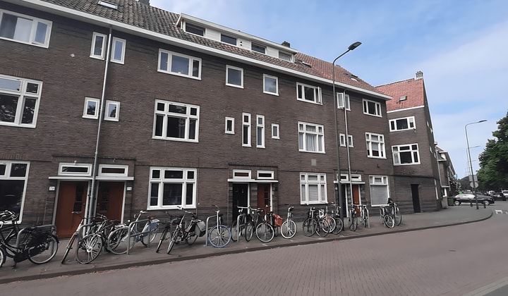 Gestoffeerde studentenkamer met gedeelde wasmachine