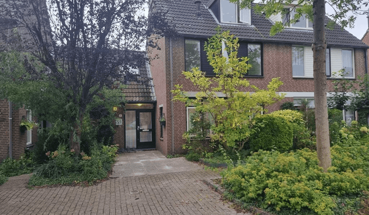 Geschakelde woning met tuin en parkeerplaats, gemeubileerd en gestoffeerd