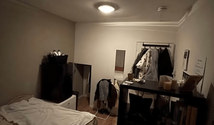 Kleine kamer met gedeelde keuken en badkamer