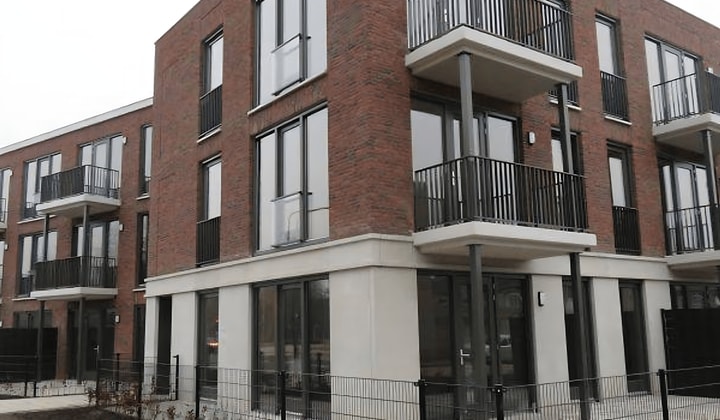 Gestoffeerd appartement met balkon en privéparkeerplaats