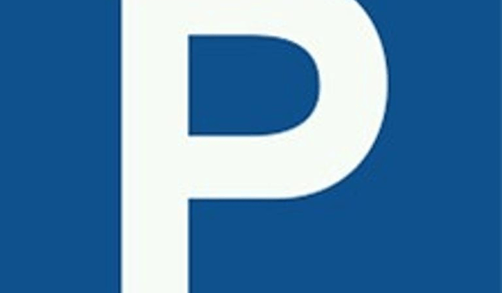 Parkeerplaats in inpandige garage met elektrische deur