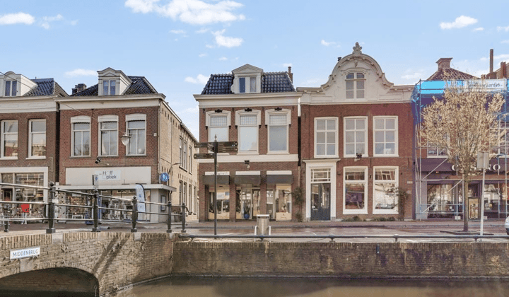 Parkeerplaats | 166m² | €1950,-
