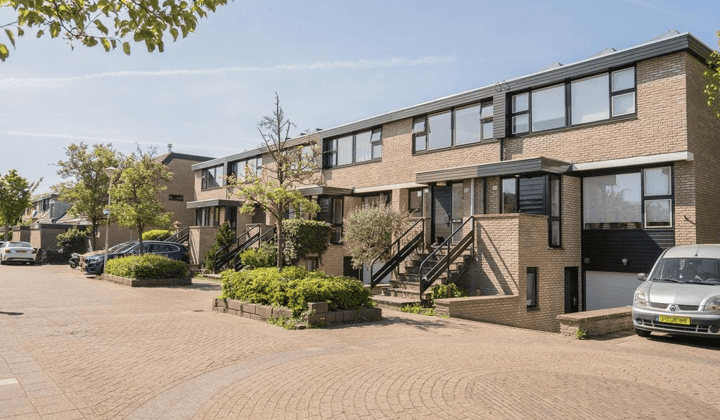 Gemeubileerde tussenwoning met tuin, parkeerplaats en moderne keuken
