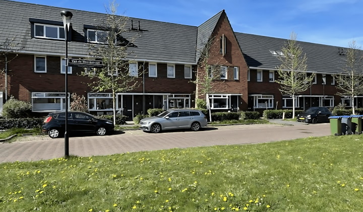 Gestoffeerde tussenwoning met tuin en drie slaapkamers