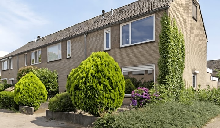 Hoekwoning met 4 slaapkamers en tuin, gemeubileerd en parkeren