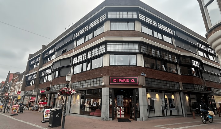 Gemeubileerde studio met één slaapkamer en hoge plafonds