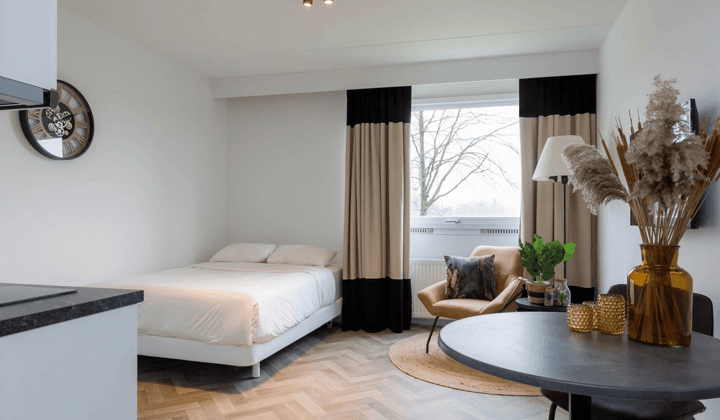 Gemeubileerde studio met mooie badkamer en parkeerplaats
