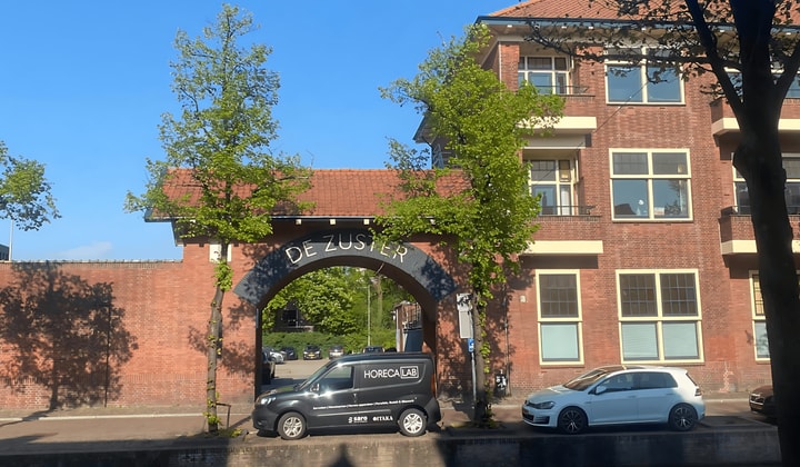 Bedrijfsruimte met parkeergelegenheid in centrum
