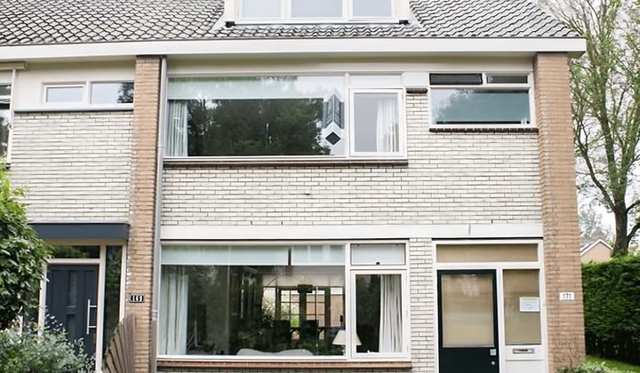Uitgebouwde hoekwoning met tuin en balkon