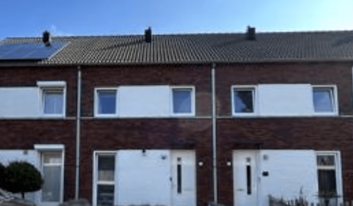 Ruime tussenwoning met tuin en parkeergelegenheid