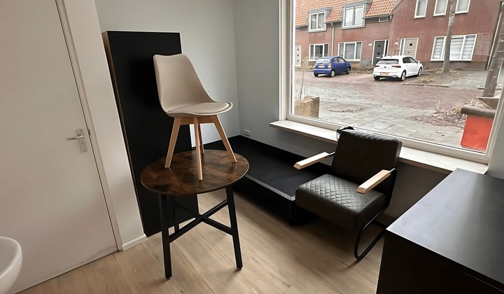 Gemeubileerde studio met regendouche en wasmachine