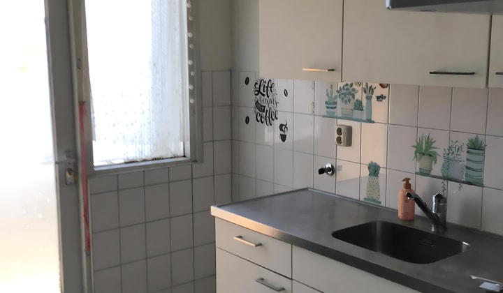 Gestoffeerd appartement met balkon en parkeerplaats
