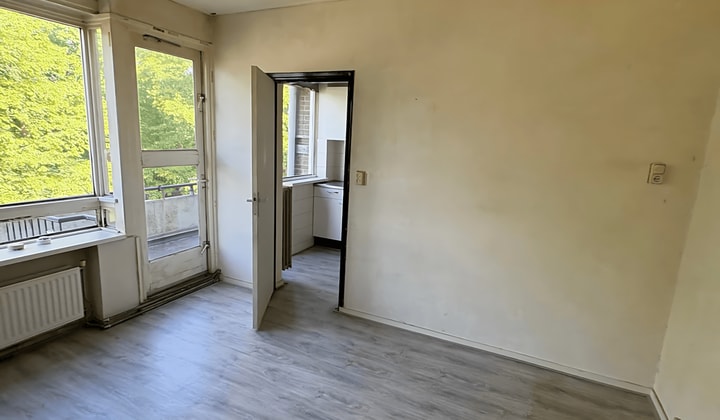 Gestoffeerd appartement met balkon en parkeerplaats