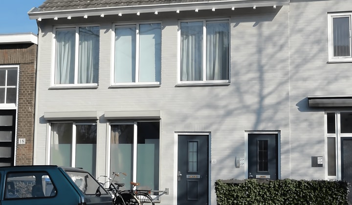 Gestoffeerd appartement met dakterras en parkeerplek
