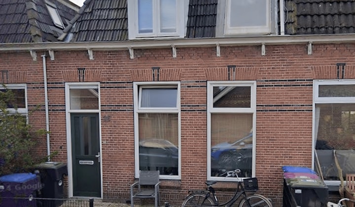 Gestoffeerde studentenkamer met gedeelde wasmachine