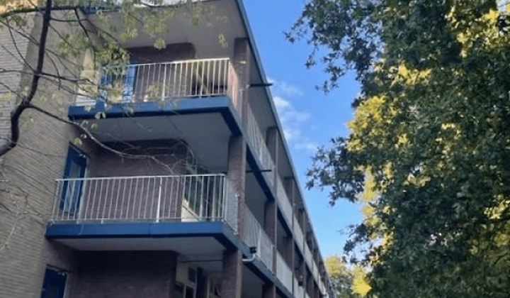 Gestoffeerd appartement met balkon en wasmachine