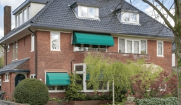Twee-onder-een-kapwoning met tuin en balkon, gemeubileerd en parkeerplaats