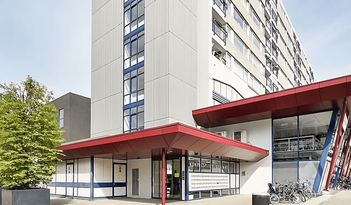Appartement met drie slaapkamers en balkon