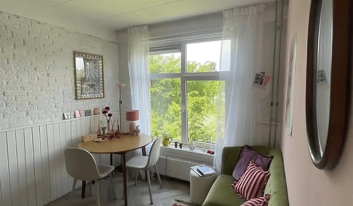 Ruime kamer met aparte slaapruimte en gedeelde voorzieningen