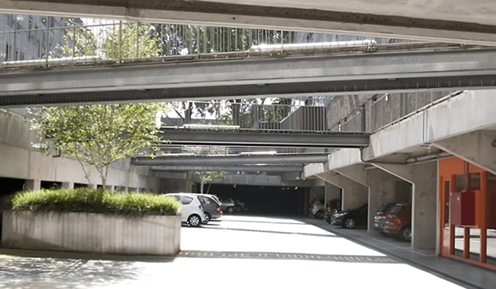 Overdekte parkeerplaats met 24/7 toegang en camerabewaking