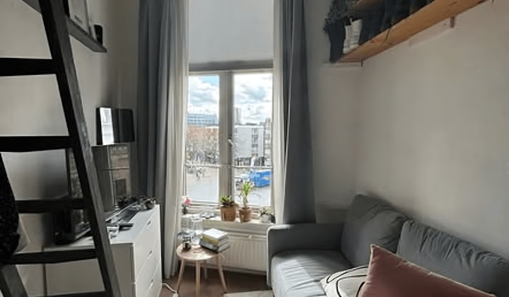 Kleine kamer met ingebouwde hoogslaper en werkplek