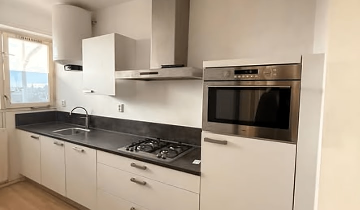 Kleine kamer met gezamenlijke woonkamer en keuken