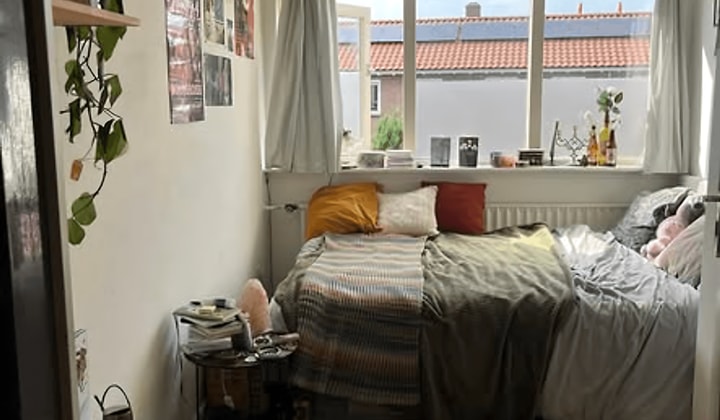 Kleine kamer met eigen wastafel en tuin