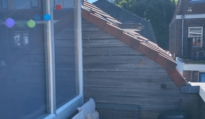 Kamer met slaapvide en balkon, wasmachine aanwezig
