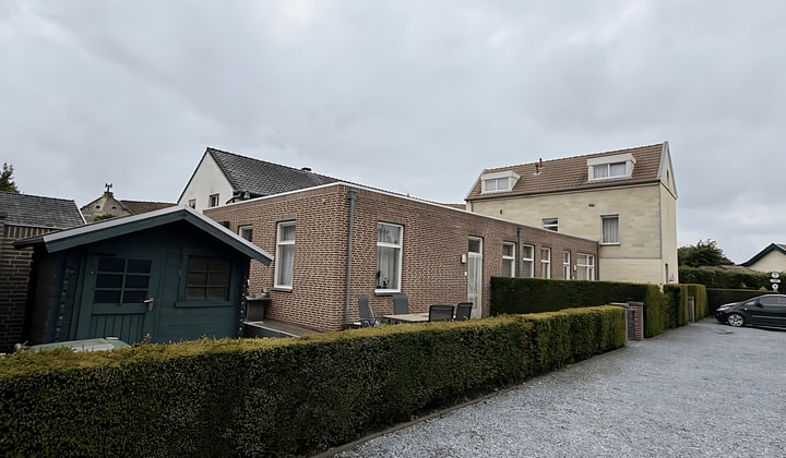 Gestoffeerde hoekwoning met tuin en parkeerplaats