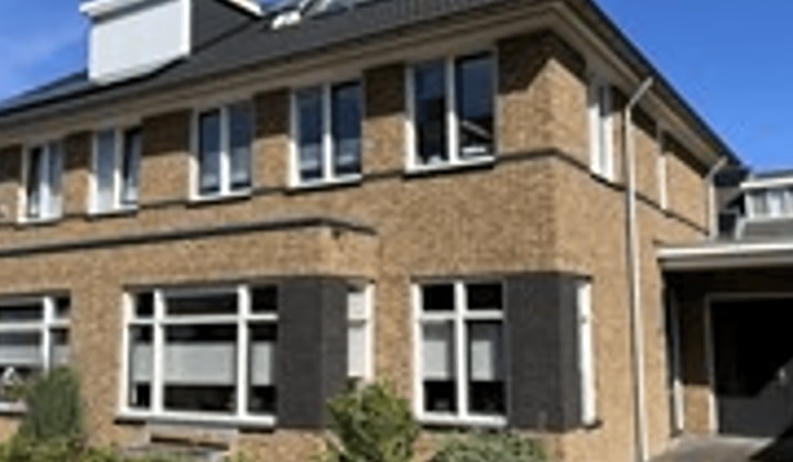Gemeubileerde twee-onder-een-kap woning met tuin en garage