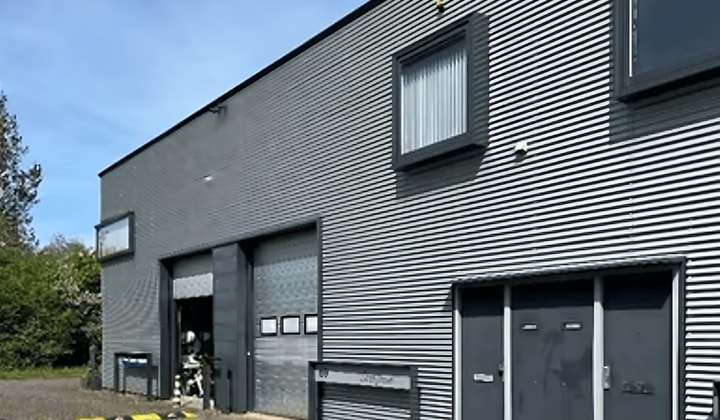 Bedrijfsruimte · 220 m² · €2450,-