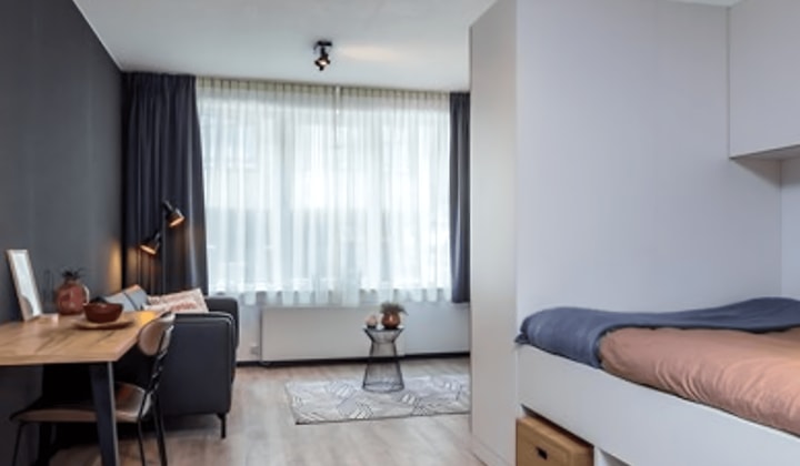 Gestoffeerd appartement met inloopdouche en parkeergelegenheid