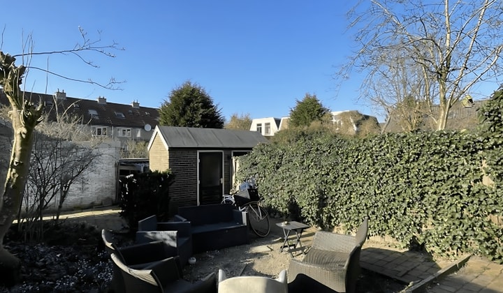 Gestoffeerde studentenkamer met tuin en wasmachine