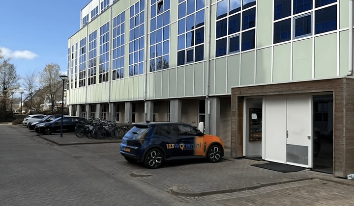 Moderne gestoffeerde studio met 1 kamer
