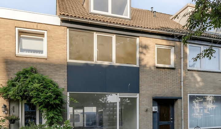 Ruime tussenwoning met tuin en gestoffeerd interieur
